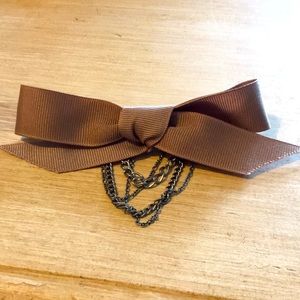 Light brown hair clip with silver chains